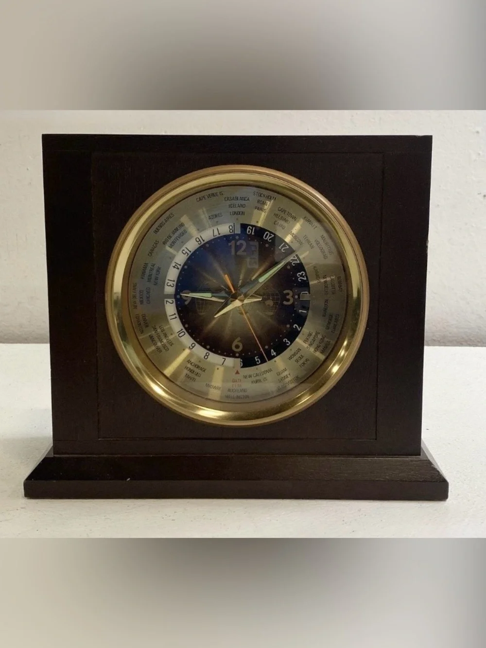 Bulova B7233 World Time Desk Clock Brown Wood/ Glass Analog Quartz World Map